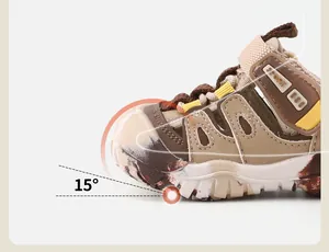 Dettaglio della scarpa da trekking per bambini con design della punta antiurto a 15°