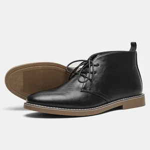 Gedetailleerde weergave van zwarte heren desert boots met duurzame rubberen zolen