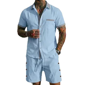 Herren Sommer Freizeit-Hemden-Set mit Kurzarm-Hemd und passenden Shorts in Hellblau.