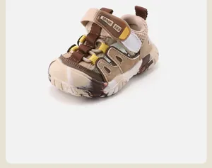 Vista dettagliata di scarpe da trekking per bambini in mesh traspirante con cinturini