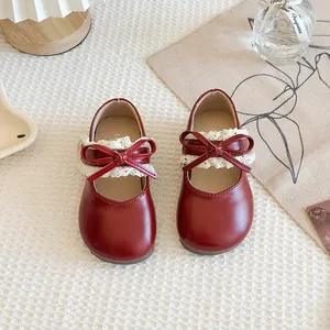 Klassische weinrote Mädchenlederschuhe mit zarter Spitze und Schleife, weiche Sohle