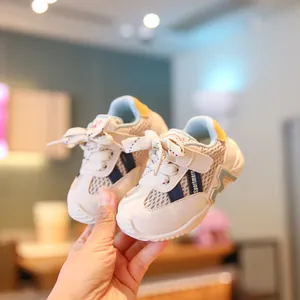 Comfortabele ademende mesh baby loopschoenen met zachte zool in crème en blauw