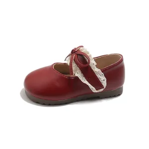 Klassische rote Babyschuhe für Mädchen aus Leder mit Spitze und Schleife