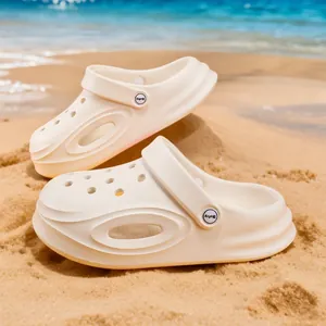 Lichtgewicht crème zomerklompen voor kinderen op een tropische zonnige strandachtergrond