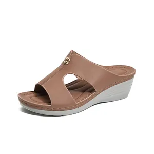 Bequeme Damen Keilsandalen mit stilvollem Cut-out-Design und goldfarbenen Metallakzenten.