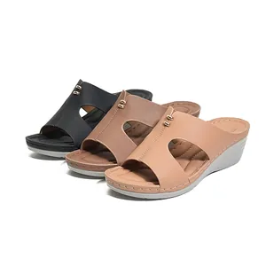 Bequeme Damen-Keilsandaletten mit Metallschnalle in Schwarz, Taupe und Beige erhältlich