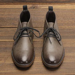 Bovenaanzicht van bruine getextureerde heren desert boots op een houten achtergrond