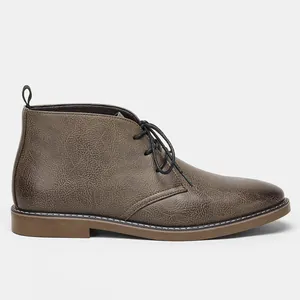 Gedetailleerd zijaanzicht van een bruine heren desert boot van getextureerd leer