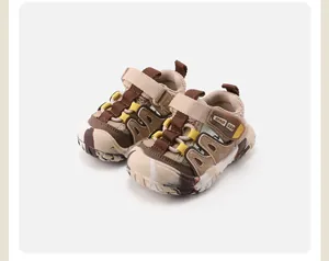 Dettaglio di scarpe da trekking per bambini con mesh traspirante e suola mimetica sport