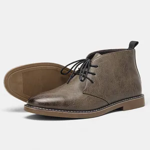 Klassieke bruine heren desert boots met zijprofiel en een antislip rubberen zool.