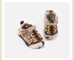 Vista dettagliata delle scarpe da trekking in mesh per bambini in marrone e beige