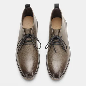 Bovenaanzicht van stijlvolle bruine kunstleren desert boots voor heren met textuur