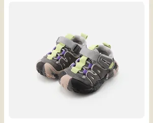 Vista dettagliata dei sandali sportivi traspiranti per bambini con cinturini in velcro