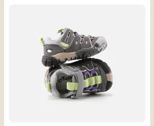 Vista dettagliata di scarpe da trekking per bambini in mesh grigio con suola e interno