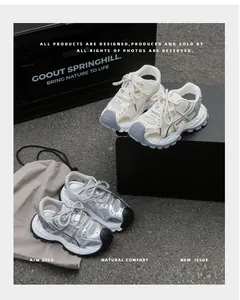 Detailansicht von Kindersandalen aus Mesh in Creme und Silber in einer Außenumgebung