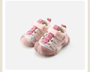 Vista dettagliata delle scarpe sportive rosa traspiranti per bambini piccoli.