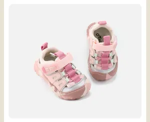 Dettaglio delle scarpe da trekking per bambini in rete traspirante rosa confetto