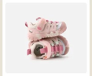 Dettaglio di scarpe da trekking rosa traspiranti per bambini con pratici cinturini.