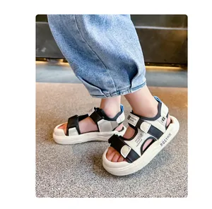 Detailansicht der schwarz-weißen Sport-Sandalen für Jungen mit dicker Sohle.