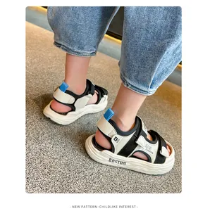 Nahaufnahme weiß-schwarzer Jungensandalen mit sportlichem Design und BOSTON-Logo