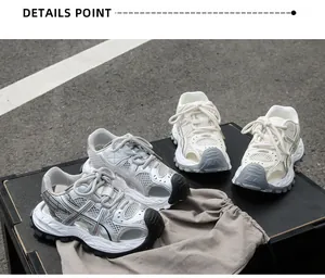 Detailansicht der atmungsaktiven Kinder-Mesh-Sneaker in Silber und Beige Tönen