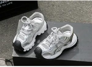 Detailansicht der atmungsaktiven silbernen Mesh-Kindersandalen mit dicker Sohle