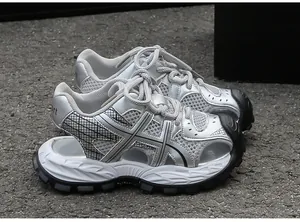 Sportliche Kindersandalen in Silber aus Mesh mit dicker Sohle und festem Zehenschutz