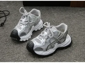 Modische silberne atmungsaktive Mesh-Kindersandalen-Sneaker mit dicker weicher Sohle