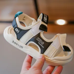 Bequeme schwarz-weiße Kinder-Sportsandalen mit rutschfesten dicken Sohlen und Klettverschluss