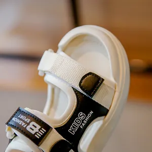 Nahaufnahme der weiß-schwarzen Kinder-Sportsandalen für Jungen mit geschlossener Zehenkappe
