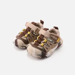 Scarpe da trekking traspiranti per bambini con design a rete e suola mimetica