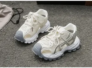Nahaufnahme von atmungsaktiven Kinder-Mesh-Sandalen mit dicken weichen Sohlen in Beige