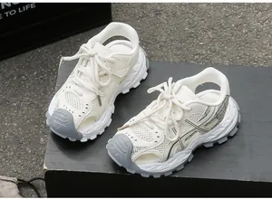 Nahaufnahme von beigen, atmungsaktiven Kinder-Sportsandalen aus Mesh auf Box