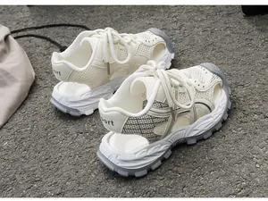 Detailansicht der atmungsaktiven Mesh-Sportsandalen für Kinder mit dicker Gummisohle.