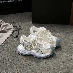 Atmungsaktive beige Kinder-Mesh-Chunky-Sandalen mit robuster, geschlossener Zehenpartie.