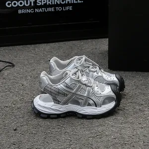 Silberne Metallic-Mesh-Sportsandalen für Kinder mit atmungsaktivem Design und dicker Sohle