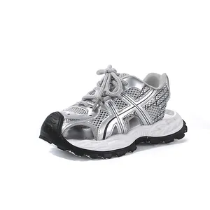 Silberne metallische atmungsaktive Mesh-Kindersandalen mit dicken Gummisohlen