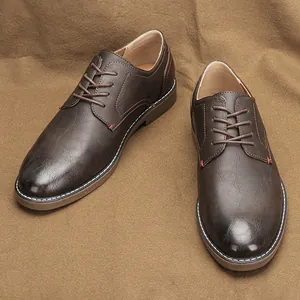 Chaussures de ville rétro marron foncé pour hommes sur un fond en tissu texturé