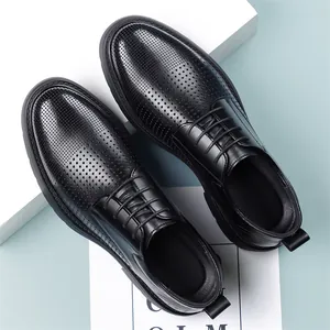 Elegantes zapatos de vestir de cuero negro para hombre con diseño perforado veraniego