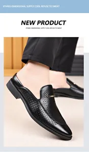 Primer plano de mocasines de cuero negro perforado para hombre con detalle de hebilla dorada