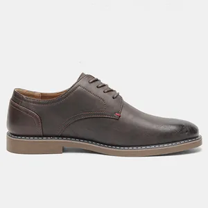 Vue détaillée de chaussure en cuir marron avec bout patiné et coutures contrastées