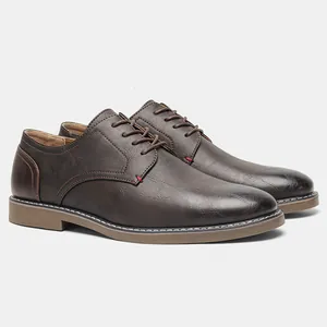 Vue détaillée de chaussures décontractées en cuir marron pour hommes avec lacets