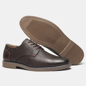 Vue détaillée de chaussures Derby vintage pour hommes en cuir marron avec semelle antidérapante