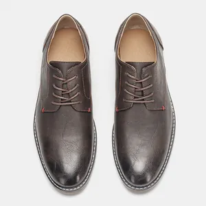 Vue de dessus de chaussures habillées pour hommes en cuir marron foncé au design vintage chic