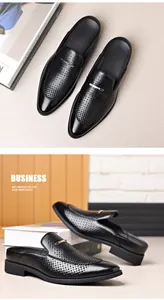 Detalle de mulas de negocios en cuero negro perforado con un diseño transpirable y cómodo