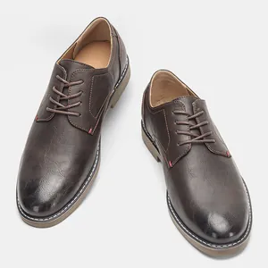 Vue de dessus détaillée de chaussures Derby classiques en cuir brun foncé pour hommes