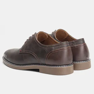 Vue arrière de chaussures décontractées en cuir marron pour hommes avec surpiqûres