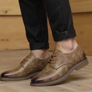 Vue rapprochée de chaussures derby marron vintage pour hommes sur un sol en bois