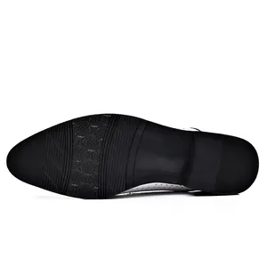 Detalle de suela de goma antideslizante en mocasines de cuero blanco para hombre.