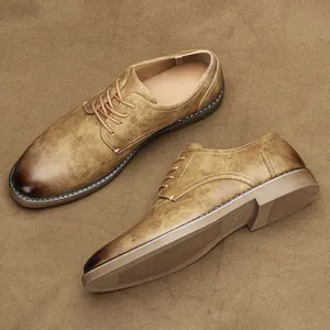 Vue détaillée de chaussures de ville en cuir marron vintage pour hommes avec lacets